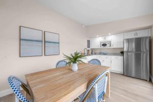 Kuchyň nebo kuchyňský kout v ubytování Steps to Beach King Bed Parking Pet-Friendly + 10 fotografií