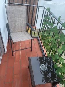 una sedia e un tavolo sul balcone di Apartamento Laurencia a Fuente Obejuna