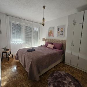 Ένα ή περισσότερα κρεβάτια σε δωμάτιο στο FRIENDLY HOME