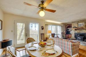 Posezení v ubytování Ski, Hike and Unwind Mtn-View Gem with Deck in Boone