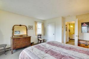 Postel nebo postele na pokoji v ubytování Ski, Hike and Unwind Mtn-View Gem with Deck in Boone