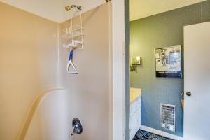 Koupelna v ubytování Ski, Hike and Unwind Mtn-View Gem with Deck in Boone + 17 fotografií