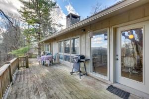 Balkón nebo terasa v ubytování Ski, Hike and Unwind Mtn-View Gem with Deck in Boone