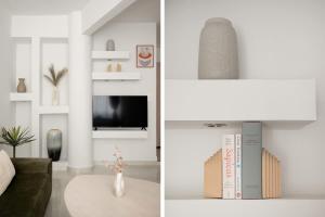 Executive Suite - Estia Premium Apartments في سلانيك: غرفة معيشة بجدران بيضاء ورفوف بيضاء