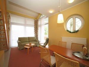 a living room with a table and a couch at Elegant eingerichtete Ferienwohnung in Granzow +22 photos