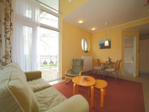 a living room with a couch and a table at Elegant eingerichtete Ferienwohnung in Granzow