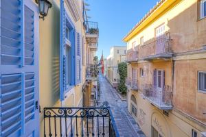 an alley in a city with buildings and a balcony at Theodoros Kolokotronis - Amfitriti in Mesochórion