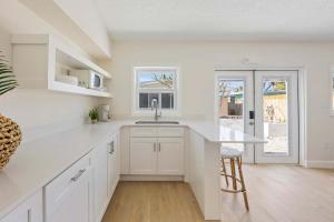 Kuchyň nebo kuchyňský kout v ubytování 637 S Orlando #3