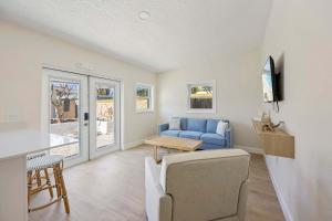 Posezení v ubytování 637 S Orlando #3