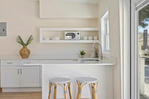 Kuchyň nebo kuchyňský kout v ubytování 637 S Orlando #3