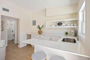 Kuchyň nebo kuchyňský kout v ubytování 637 S Orlando #3