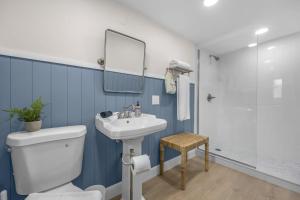 Koupelna v ubytování 637 S Orlando #5