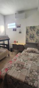 Ένα ή περισσότερα κρεβάτια σε δωμάτιο στο Terezinha Pousada