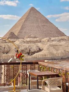 een tafel en een bank voor de piramide bij Makani Pyramids INN in Caïro