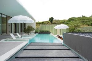 Bazén v ubytování Pinepilla Poolvilla Huahin nebo v jeho okolí