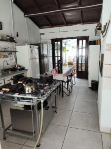 Kuchyň nebo kuchyňský kout v ubytování Santa Catarina Hostel