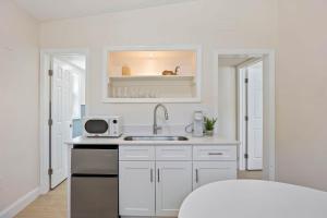 Kuchyň nebo kuchyňský kout v ubytování 637 S Orlando #8