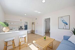 Kuchyň nebo kuchyňský kout v ubytování 637 S Orlando #9