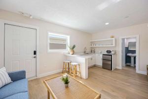 Kuchyň nebo kuchyňský kout v ubytování 637 S Orlando #9