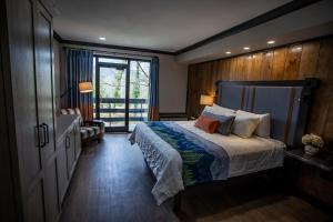 Giường trong phòng chung tại Fontana Village Resort & Marina +33 ảnh