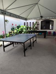 Stolní tenis v ubytování Santa Catarina Hostel nebo okolí