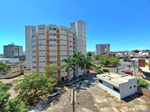 een luchtfoto van een stad met een hoog gebouw bij Golden Thermas e Araras Apart Service CTC Centro in Caldas Novas