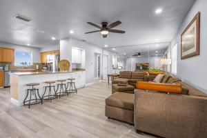 Kuchyň nebo kuchyňský kout v ubytování 3br-3ba Oceanfront Paradise Upstairs Duplex