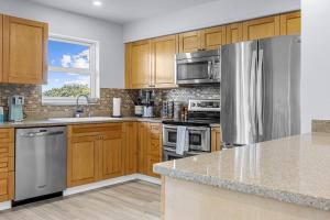 Kuchyň nebo kuchyňský kout v ubytování 3br-3ba Oceanfront Paradise Upstairs Duplex