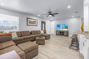 TV a/nebo společenská místnost v ubytování 3br-3ba Oceanfront Paradise Upstairs Duplex