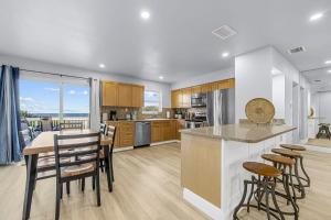 Kuchyň nebo kuchyňský kout v ubytování 3br-3ba Oceanfront Paradise Upstairs Duplex + 41 fotografií