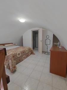 een slaapkamer met een bed en een ladekast erin bij CASA GENTILE in Giovinazzo