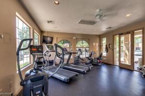 Fitness centrum a/nebo fitness zařízení v ubytování Lakeshore At Andersen Springs #1144