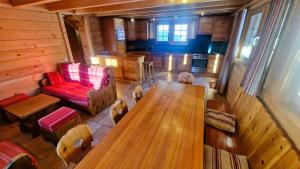 an overhead view of a room with a table and chairs at Chalet La Giete 6 personnes La Forclaz in Haudères