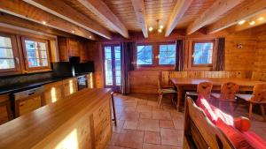 a kitchen with a table and chairs in a cabin at Chalet La Giete 6 personnes La Forclaz in Haudères