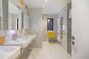 Et badeværelse på Arrowtown Luxury Estate + 42 billeder