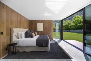 En eller flere senge i et værelse på Arrowtown Luxury Estate