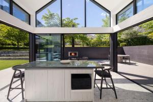 En terrasse eller udendørsområde på Arrowtown Luxury Estate