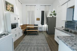 Kuchyň nebo kuchyňský kout v ubytování Downtown Delight Close to Strand and Cruise Terminals