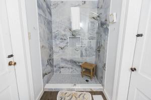 Koupelna v ubytování Downtown Delight Close to Strand and Cruise Terminals + 22 fotografií