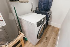 Kuchyň nebo kuchyňský kout v ubytování Downtown Delight Close to Strand and Cruise Terminals