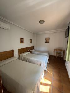 Ένα ή περισσότερα κρεβάτια σε δωμάτιο στο Hostal Infantes