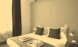 Ένα ή περισσότερα κρεβάτια σε δωμάτιο στο 2 izvrsne sobe +2 φωτογραφίες