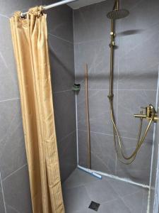 Koupelna v ubytování צימרים סוף העולם 2 + 17 fotografií