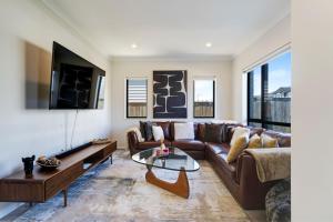 Un televizor și/sau centru de divertisment la Spacious Home - 2 Lounges, Gym - Deck near Manukau