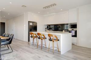 O bucătărie sau chicinetă la Spacious Home - 2 Lounges, Gym - Deck near Manukau