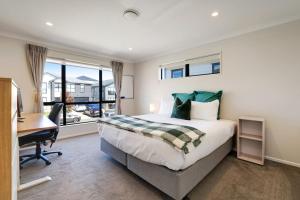 Un pat sau paturi într-o cameră la Spacious Home - 2 Lounges, Gym - Deck near Manukau +29 fotografii