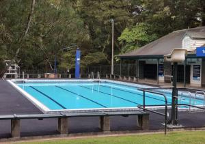 Piscina de la sau aproape de Spacious Home - 2 Lounges, Gym - Deck near Manukau