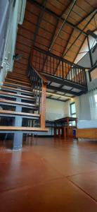 een grote ruimte met trappen en banken in een gebouw bij Homestay DGH in Alleppey