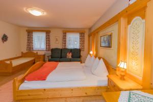 En eller flere senge i et værelse på Amosergut Appartements