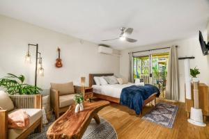 Giường trong phòng chung tại Romantic high end Studio w/AC, Pool, Hot Tub +23 ảnh